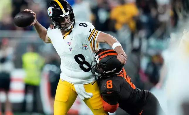 Pittsburgh Steelers quarterback Aaron Rodgers passes under pressure from Cleveland Browns defensive end Jared Verse during the first half of an NFL football game in Cleveland, Thursday, Oct. 1, 2026. (AP Photo/Sue Ogrocki)