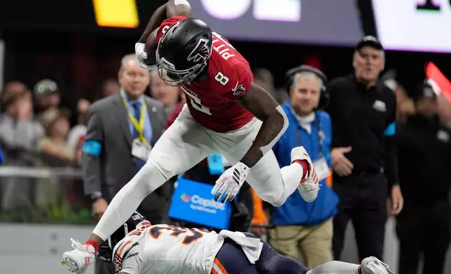 Atlanta Falcons tight end Kyle Pitts (8) carries the ball during the second half of an NFL football game against the Atlanta Falcons in Atlanta, Sunday, Oct. 18, 2026. (AP Photo/Mike Stewart)