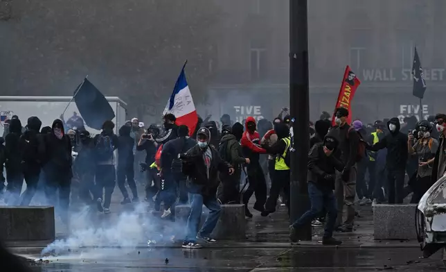 EDS NOTE: OBSCENITY - Protesters confront police during a demonstration against rising living costs and in support of students’ grievances in Paris, Saturday, Oct. 17, 2026.(AP Photo/Emma Da Silva)