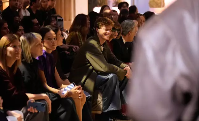 Jannik Sinner is flanked by Anna Wintour during the Gucci women's Spring-Summer 2027 fashion show, presented in Milan, Italy, Friday, Sept. 25, 2026. (AP Photo/Luca Bruno)
