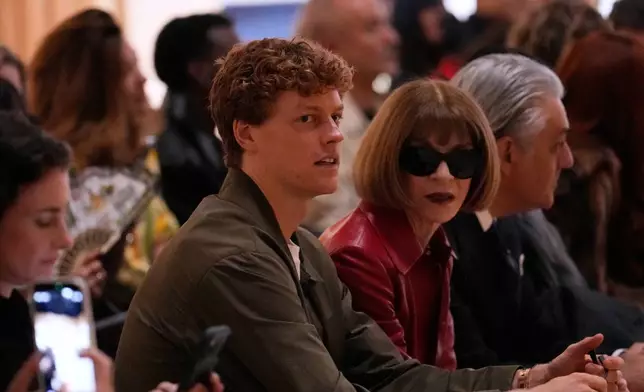 Jannik Sinner is flanked by Anna Wintour during the Gucci women's Spring-Summer 2027 fashion show, presented in Milan, Italy, Friday, Sept. 25, 2026. (AP Photo/Luca Bruno)