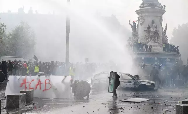 EDS NOTE: OBSCENITY - Protesters confront police during a demonstration against rising living costs and in support of students’ grievances in Paris, Saturday, Oct. 17, 2026.(AP Photo/Emma Da Silva)