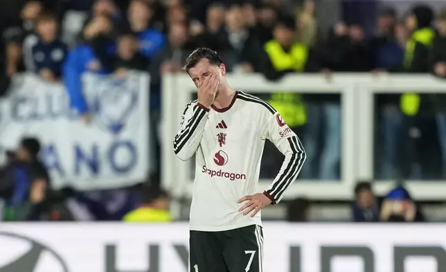 Manchester United's Mason Mount gestures after Como scored the second goal during the Champions League opening phase soccer match between Como and Manchester United in Como, Italy, Wednesday, Oct. 21, 2026. (AP Photo/Antonio Calanni)