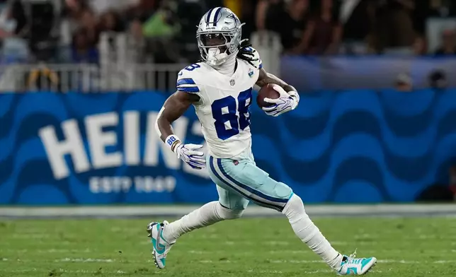 Dallas Cowboys wide receiver Ceedee Lamb (88) runs the ball during the first half of an NFL football game against the Baltimore Ravens in Rio de Janeiro, Sunday, Sept. 27, 2026. (AP Photo/Fernando Llano)