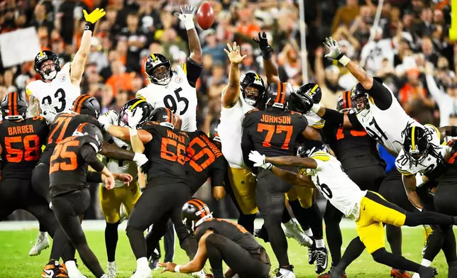 Cleveland Browns place kicker Andre Szmyt kicks the game winning field goal against the Pittsburgh Steelers during the second half of an NFL football game in Cleveland, Thursday, Oct. 1, 2026. (AP Photo/David Richard)