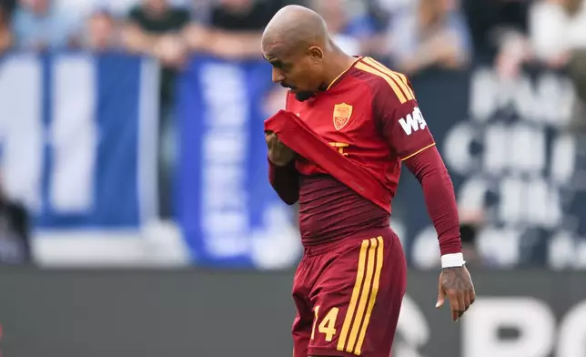 Roma's Donyell Malen reacts after getting a red card during the Serie A soccer match between Como and Roma, in Como, Italy, Sunday, Oct. 11, 2026. (Tiziano Ballabio/LaPresse via AP)