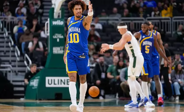 Indiana Pacers guard Kelly Oubre Jr. (10) reacts to a turnover during the first half of an NBA basketball game against the Milwaukee Bucks, Monday, Oct. 26, 2026, in Milwaukee. (AP Photo/Kayla Wolf)