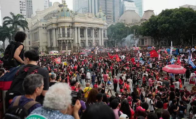 Students march to defend public education and support Brazilian President Luiz Inacio Lula da Silva, who is running for a fourth term, ahead of the presidential runoff election in Rio de Janeiro, Wednesday, Oct. 7, 2026. (AP Photo/Silvia Izquierdo)