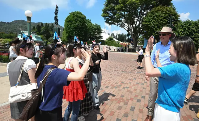 Commissioner for Tourism visits tourist attractions during National Day Golden Week of Mainland Source: HKSAR Government Press Releases