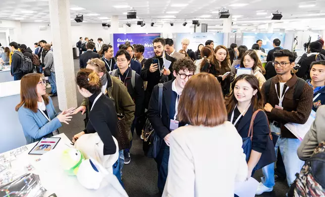 Hong Kong Talent Engage held the "Hong Kong • Global Talent & Career Showcase" (the showcase) in London, the United Kingdom, on October 17 and 18 (London time) to introduce to local international talent the career prospects in Hong Kong and the Chinese Mainland so as to attract them to come to pursue their development. Photo shows the showcase attracting global talent to participate. Source: HKSAR Government Press Releases