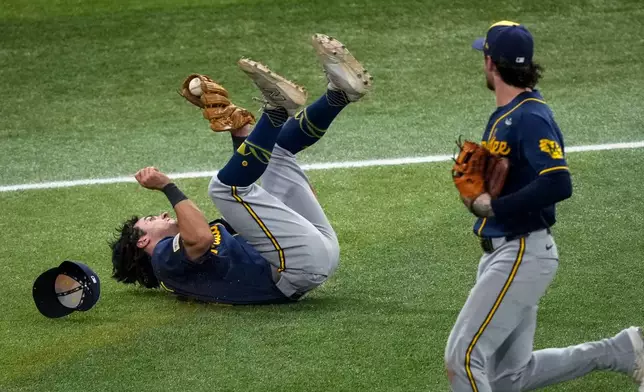 Milwaukee Brewers right fielder Sal Frelick catches a fly out hit by Tampa Bay Rays second baseman Ben Williamson during the eighth inning of Game 3 of baseball's World Series, Monday, Oct. 26, 2026, in St. Petersburg, Fla., between the Milwaukee Brewers and the Tampa Bay Rays. (AP Photo/Morry Gash)