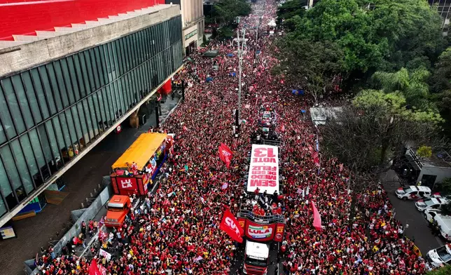 Supporters of Brazilian President Luiz Inacio Lula da Silva, who is running for reelection, crowd Paulista Avenue as his campaign vehicle passes during his final campaign rally ahead of Brazil's presidential runoff election in Sao Paulo, Brazil, Saturday, Oct. 24, 2026. (AP Photo/Andre Penner)
