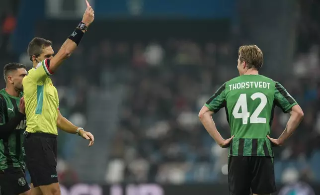 Referee Luca Zufferli issues a red card to Sassuolo's Kristian Thorstvedt during the Serie A soccer match between Sassuolo and Lazio in Reggio Emilia, Italy, Tuesday, Oct. 27, 2026. (Massimo Paolone/LaPresse via AP)