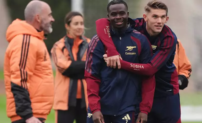Arsenal's Bukayo Saka and Viktor Gyokeres, right, attend a training session in London Colney, England, Tuesday Oct. 20, 2026. (John Walton/PA via AP)