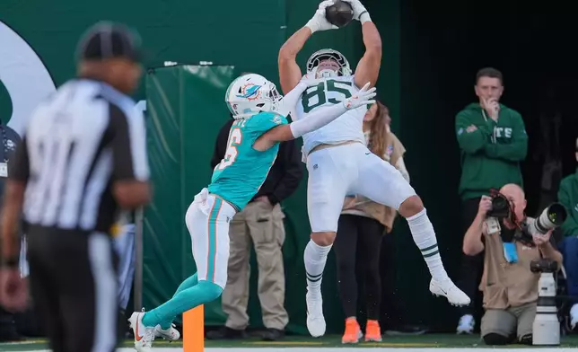 New York Jets tight end Mason Taylor catches a pass for a touchdown next to Miami Dolphins safety Michael Taaffe (16) in the second half of an NFL football game in East Rutherford, N.J., Sunday, Oct. 25, 2026. (AP Photo/Seth Wenig)