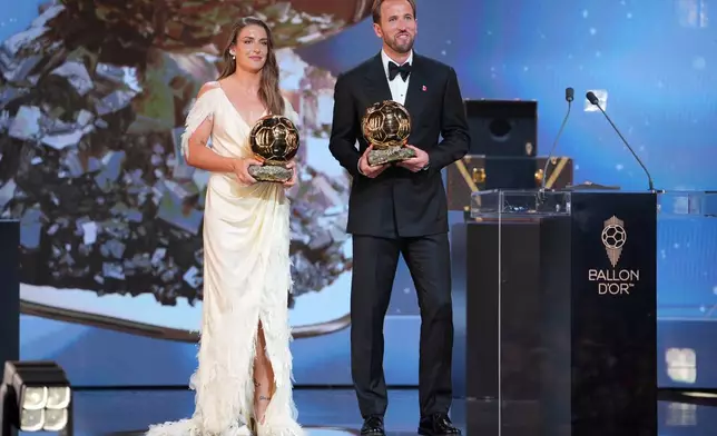 England's soccer player Harry Kane and Spain's Alexia Putellas win the player of the year trophy during the Ballon d'Or ceremony at the London Palladium Theatre in London, England, Monday, Oct. 26, 2026 . (AP Photo/Kin Cheung)
