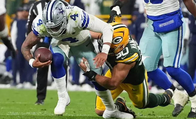 Green Bay Packers' Lukas van Ness stopos Dallas Cowboys' Dak Prescott during the second half of an NFL football game in Green Bay, Wis., Sunday, Oct. 18, 2026. (AP Photo/Nam Huh)