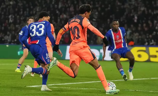 Barcelona's Lamine Yamal, center, scores his side's second goal during the Champions League opening phase soccer match between Paris Saint-Germain and FC Barcelona in Paris, Tuesday, Oct. 20, 2026. (AP Photo/Thibault Camus)