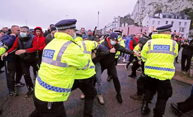英國邊境大量國民要求出國避疫。AP圖片