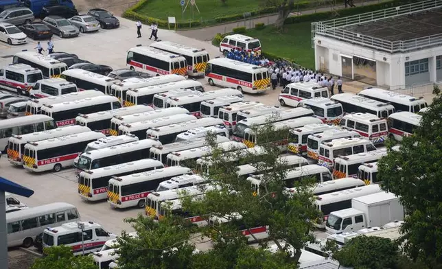 近50輛警車迫爆警察學院。