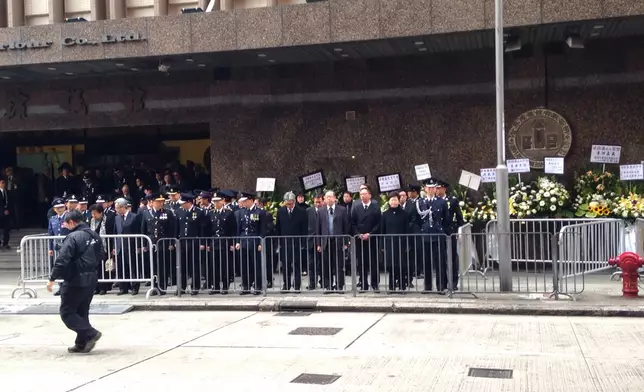 政務司司長林鄭月娥、律政司司長袁國強、保安局局長黎棟國等，亦有到場致哀。