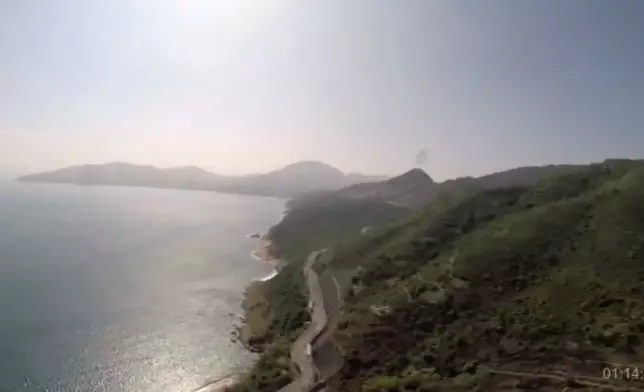 航拍機準備發飛越鯉魚門。(Youtube截圖)
