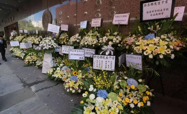 靈堂內外放滿同袍和各界致送花圈。