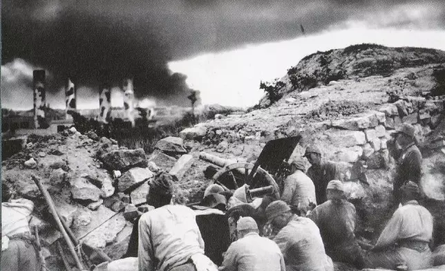 日軍於寶馬山炮擊北角，左上角為北角發電廠 (網上圖片)