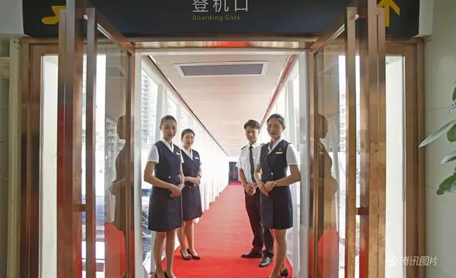 空姐空少於登機口迎接「乘客」(網上圖片)