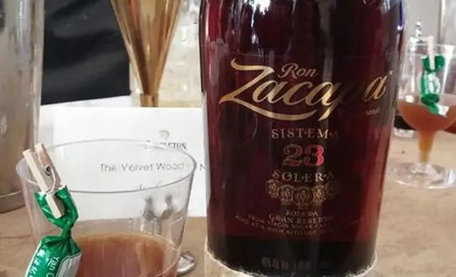 甄沾記椰子糖配冧酒。