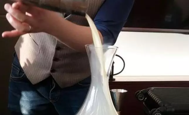 菊花雞尾酒用蘋果木煙燻。