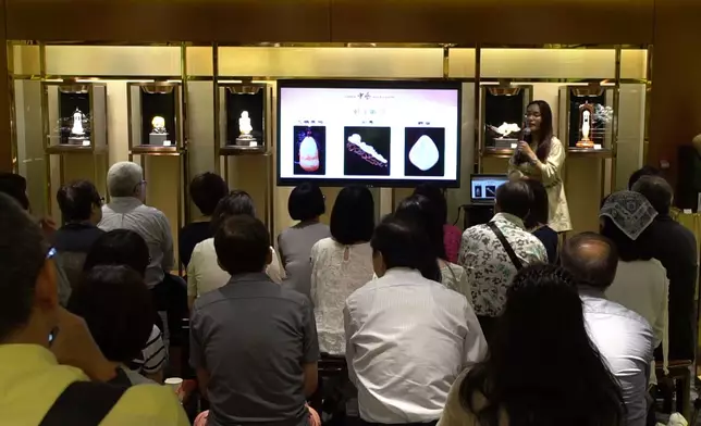 寶石鑑定師黃穎雅向在場人士介紹如何欣賞軟玉。