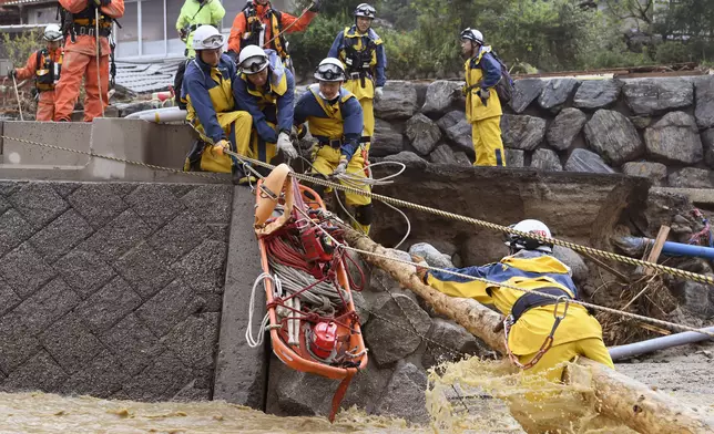 警方與自衛隊繼續搜救失蹤者。﹙AP圖片﹚