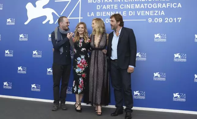 珍妮花與達倫在當日早上的記者會上，亦隔着米雪菲花這個「電燈膽」對話。（AP圖片）