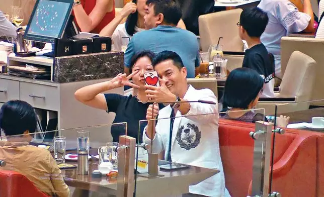 國產中女拉實男神狂影，不停嘟嘴舉V賣萌。