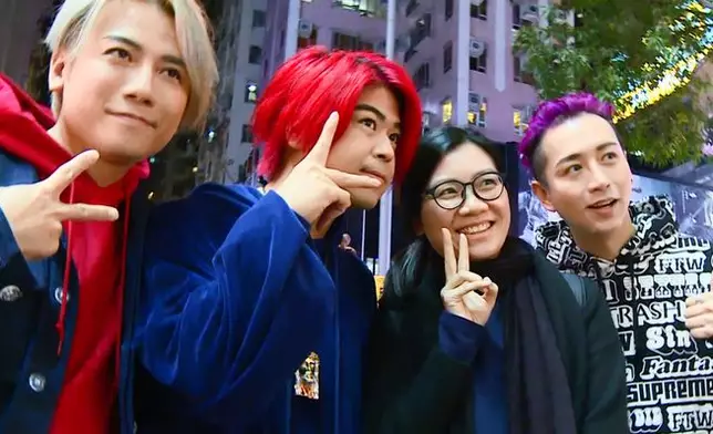 不過亦有Fans從未變心，訪問當日三子亦被「集郵」。（本網記者攝）