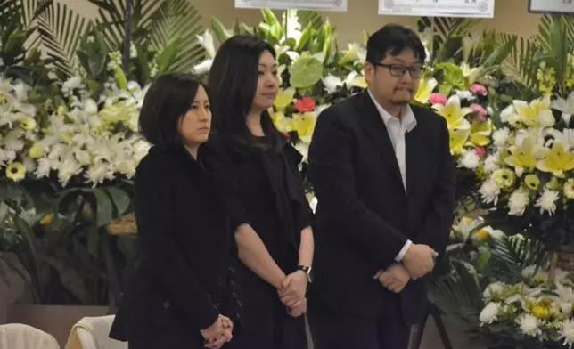 井莉兒子與媳婦到靈堂打點。