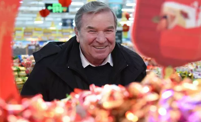 杜申在超市購物（新華網圖片）