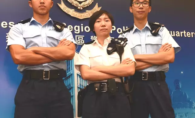 落海救人的衝鋒警員黃偉興（左）及參與行動警長（右）。