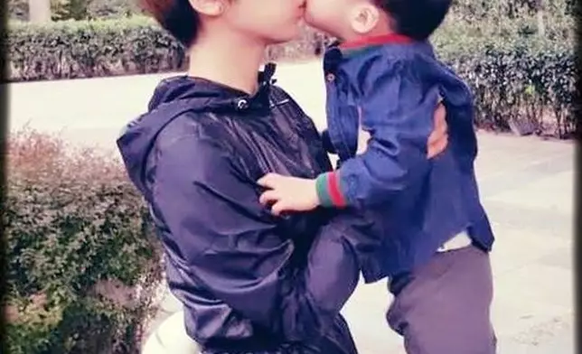 老婆謝楠與大兒子。((網上圖片)