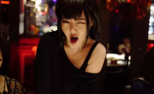 小S扮成《鬼靈精怪大酒店》的女主角Mavis，化上魅惑妝容的她露出一邊香肩，非常性感。（網上圖片）