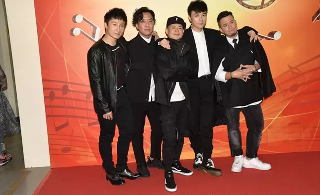 基仔最難得是與方力申、側田及小肥等再度同台獻唱《年年有今日》