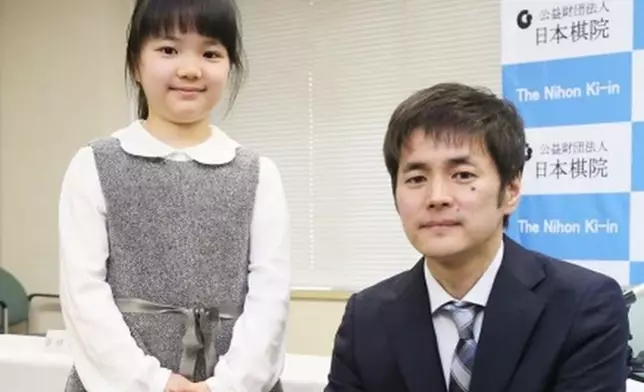 被日媒譽為圍棋界天才少女的日本業餘棋士仲邑堇(左)，將創下日本棋院最年輕職業棋士紀錄。網上圖片