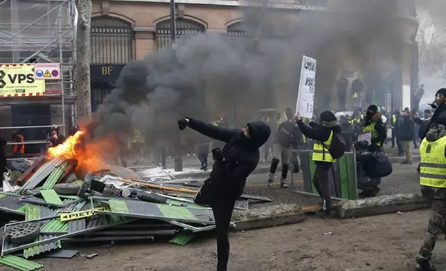 示威者設置臨時路障點火燒雜物向防暴警察投擲物件。AP圖片