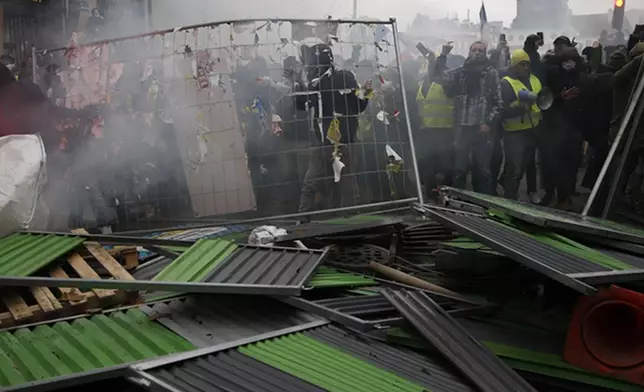 示威者設置臨時路障點火燒雜物向防暴警察投擲物件。AP圖片