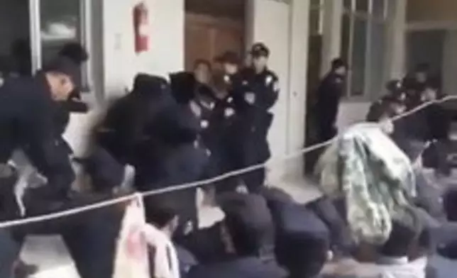 網上流傳警方和當地民眾發生衝突。網上圖片