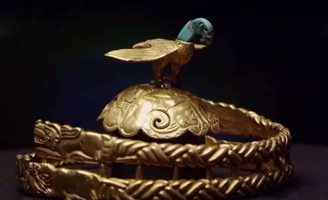 1972年在內蒙古出圖的戰國鷹鳥頂金冠飾，反映戰國時期金屬工藝技術已很熟練 (網上圖片)