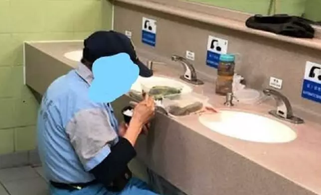 今年2月，一名食環署公廁外判清潔工人被拍攝到在公廁洗手盤上用膳，引起社會關注。資料圖片