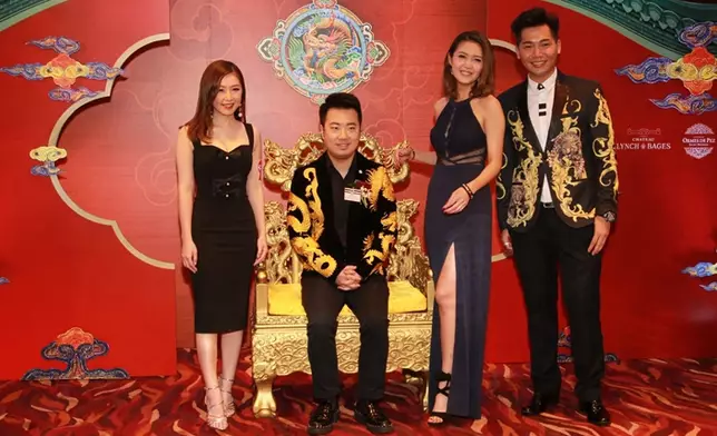 王賢訊身穿龍圖案黑西裝。