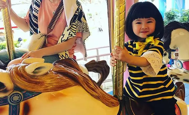 關心妍與女兒。